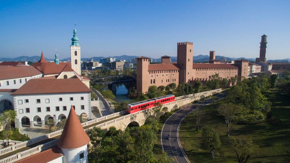 Czerwony kolor tramwaju ma przypominać przecinające alpy szwajcarskie pociągi 