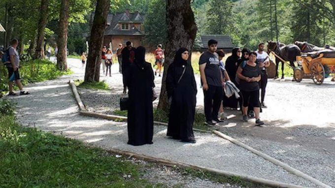 Widok muzułmanów rozdających dzieciom pieniądze może niektórych Polaków nieźle zdziwić