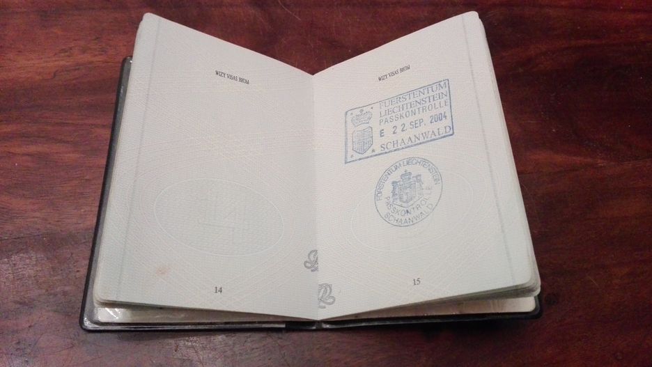 "Znalazłam pana, pan znalazł stempel - przyznał, że rzadko go używa, ale czasem ktoś taki jak ja, prosi o pieczątkę, i uroczyście odcisnął go w moim paszporcie"