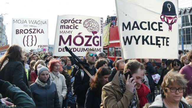 Uczestnicy XVIII Warszawskiej Manify, która przeszła ulicami Warszawy 5 marca 2017 r.
