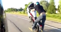 #dziejesiewmoto: nieudana sztuczka motocyklisty, kulig i potrącenie na pasach