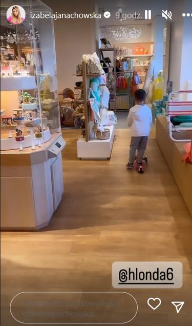 Izabela Janachowska z synkiem w sklepie z zabawkami