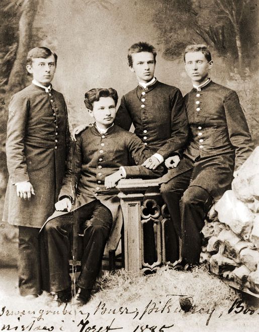 Bronisław (drugi z lewej) i Józef(trzeci z lewej) Piłsudscy w 1885 roku. 