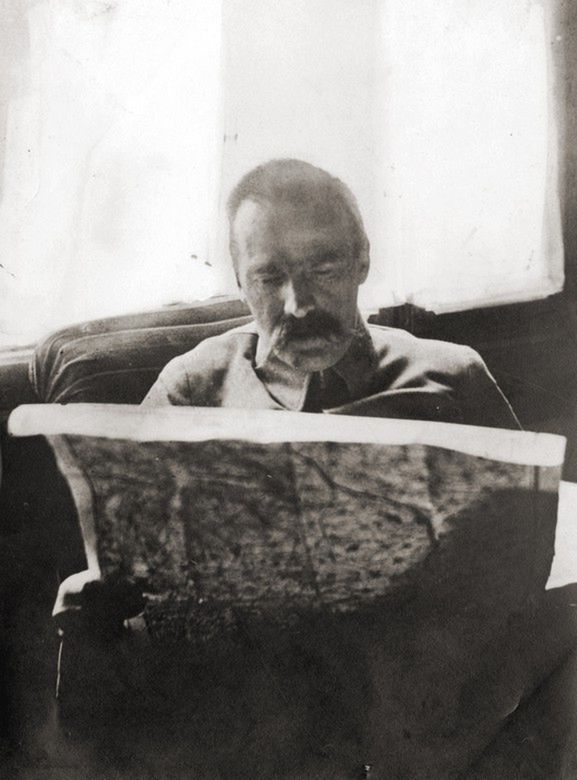 Józef Piłsudski nad mapą w okresie bitwy warszawskiej 