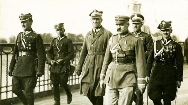 Józef Piłsudski przed spotkaniem z prezydentem Stanisławem Wojciechowskim na Moście Poniatowskiego w Warszawie. 12 maja 1926 roku