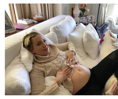 Kate Hudson pochwaliła się dużym brzuchem ciążowym. Poród tuż tuż