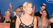 Kate Hudson kusi w prześwitach na czerwonym dywanie