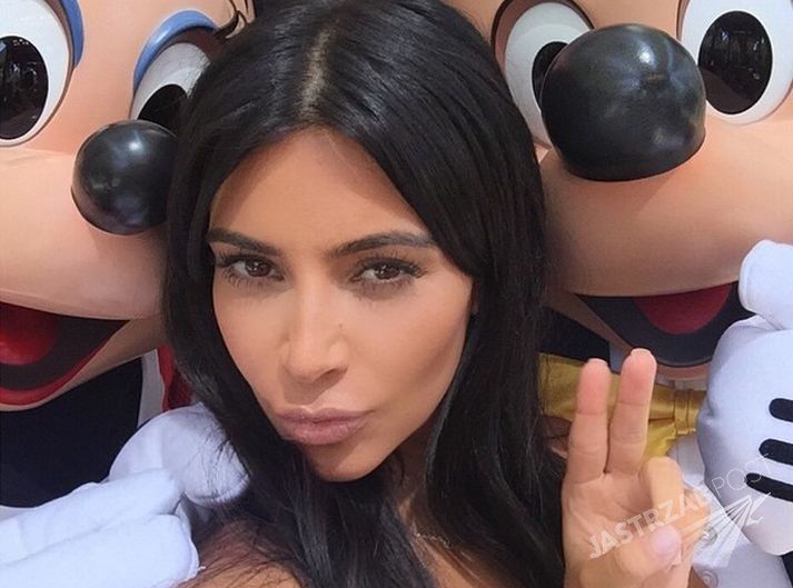 Kim Kardashian w obcisłej bluzce podkreśla ciążowe krągłości