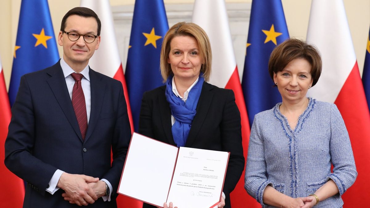 Barbara Socha (w środku) została wybrana na Pełnomocnika Rządu ds. Polityki Demograficznej.