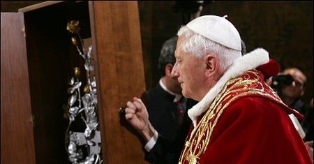Dwie papieskie róże na jasnogórskim ołtarzu