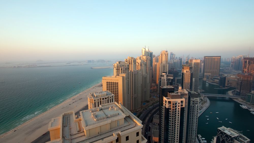 Dubajskie plaże przekonują, że to miasto nie tylko imponującymi drapaczami chmur stoi