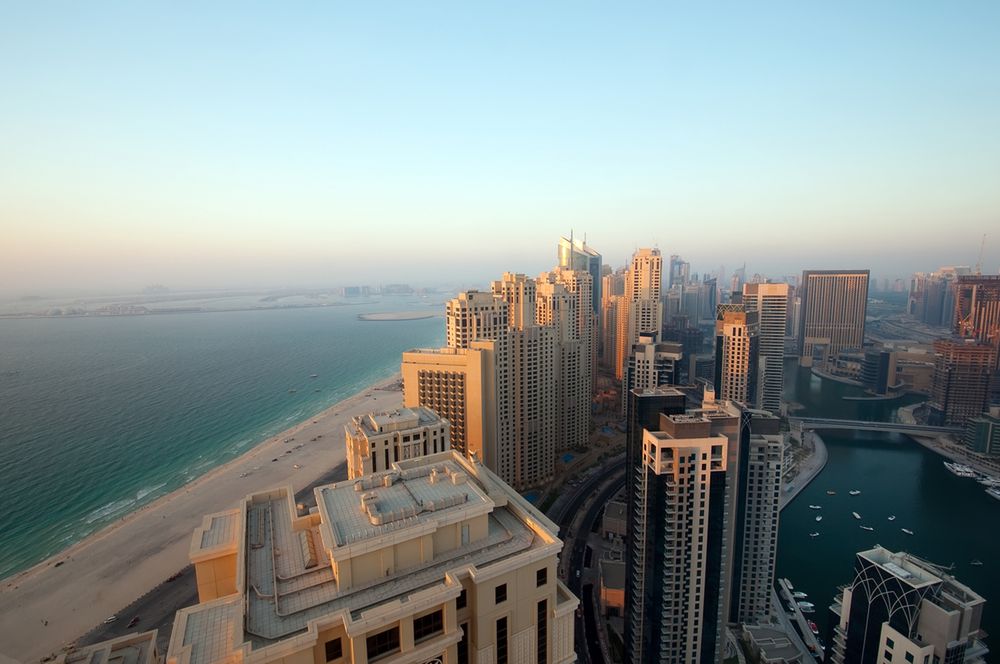 Dubajskie plaże przekonują, że to miasto nie tylko imponującymi drapaczami chmur stoi