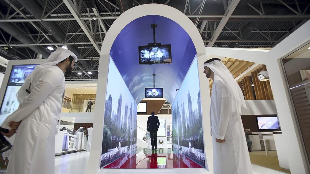 Akwarium zamiast tradycyjnych bramek - to propozycja dla pasażerów na lotnisku w Dubaju