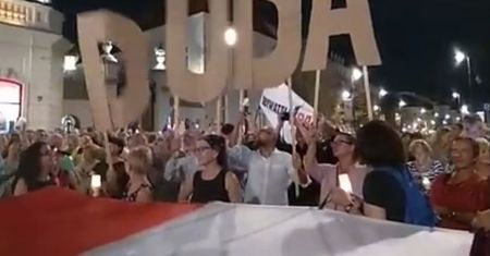 Protestujący kpią z Dudy. Kontrowersyjna instalacja