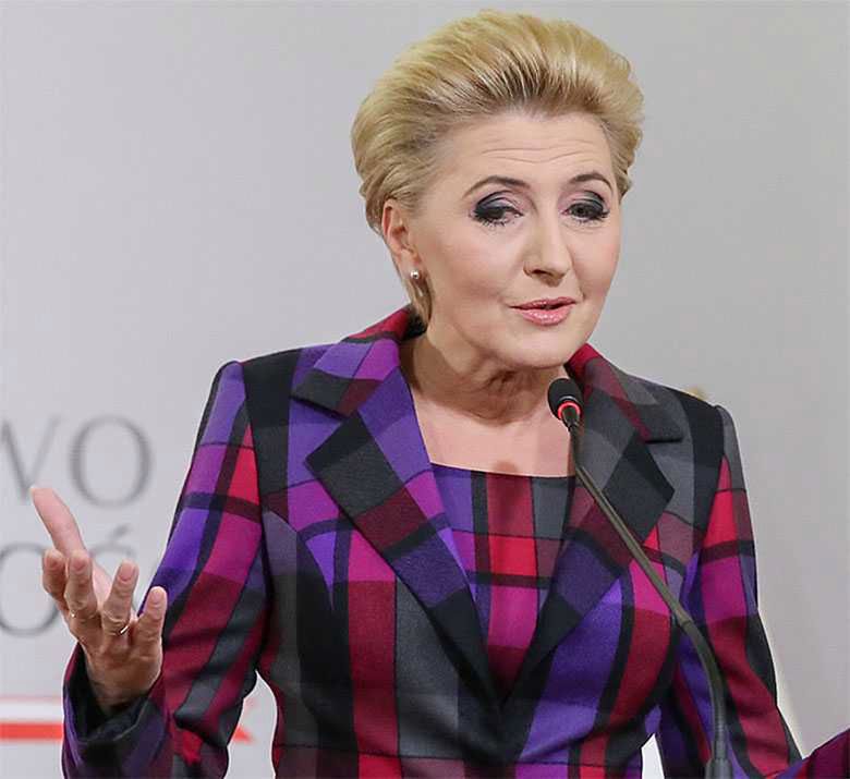 Agata Duda w kolorowej garsonce objęła honorowy patronat nad budową kliniki Budzik