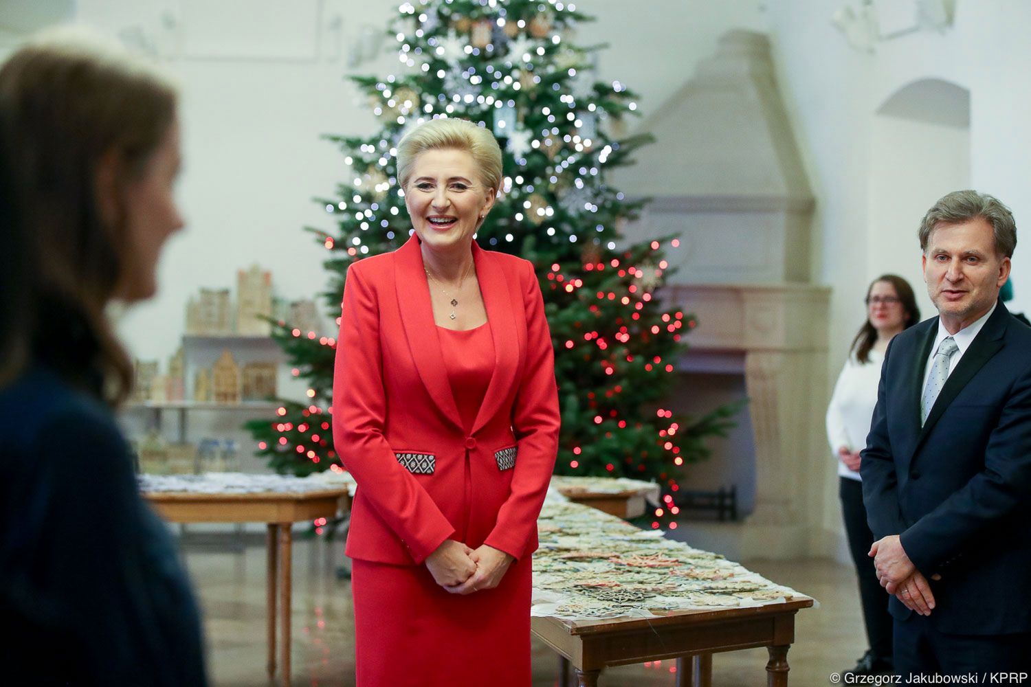 Agata Duda w czerwonej stylizacji 