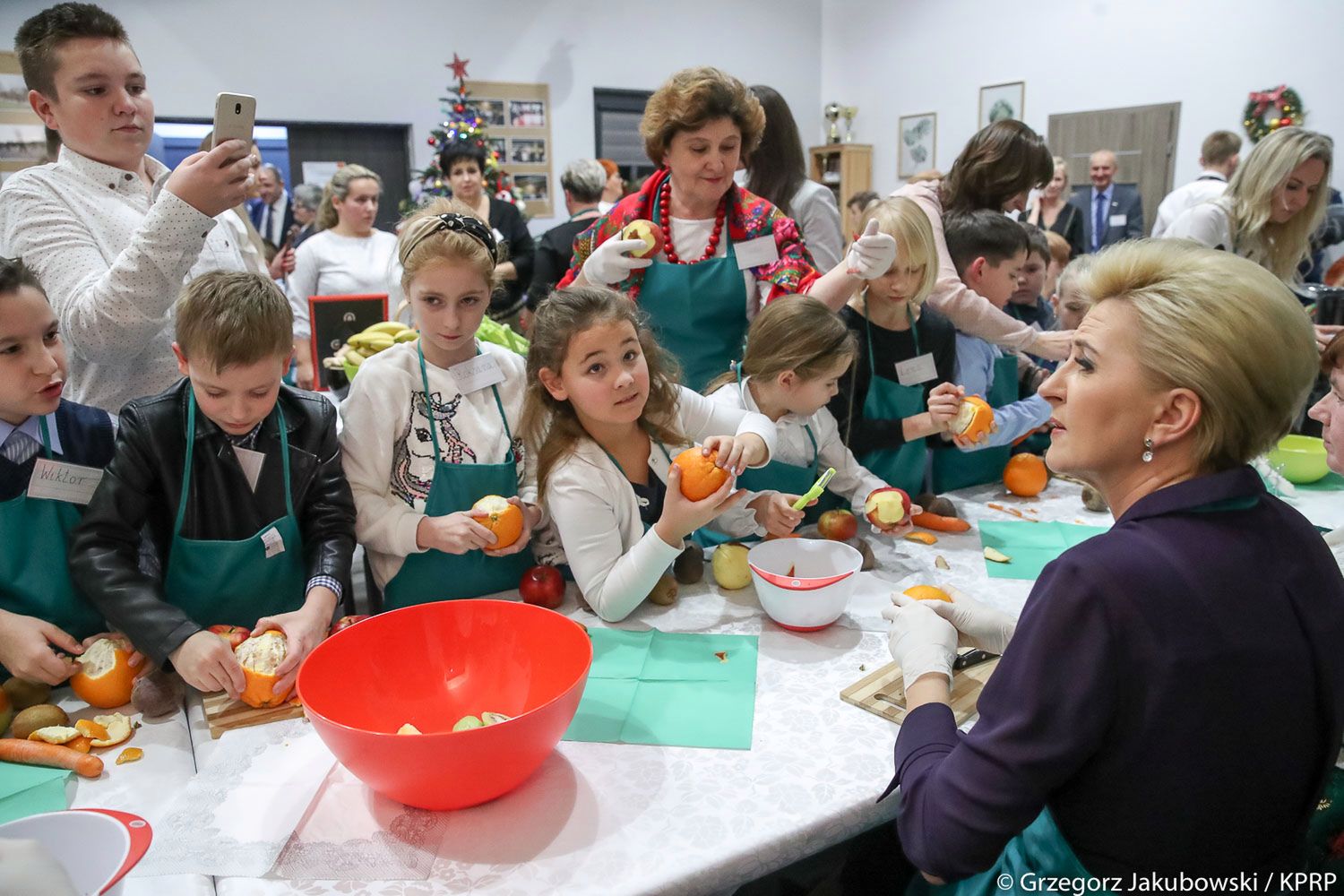 Agata Duda obiera warzywa w granatowej kreacji 