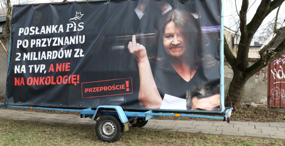 Opozycja "chwyciła" palec Lichockiej i zamierza go użyć. Tu pikieta przed hala Expo gdzie trwa konwencja wyborcza Andrzeja Dudy 