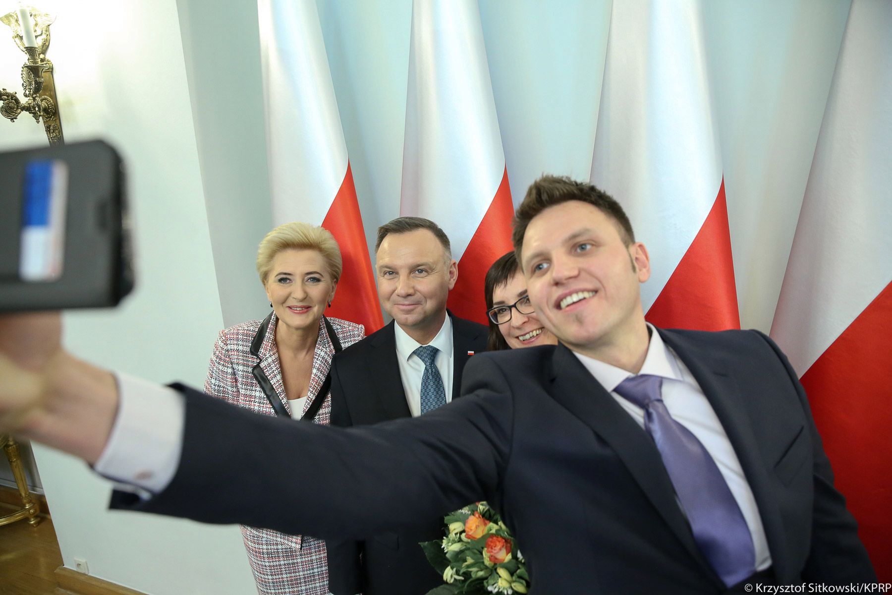 Agata Duda pozuje do selfie 