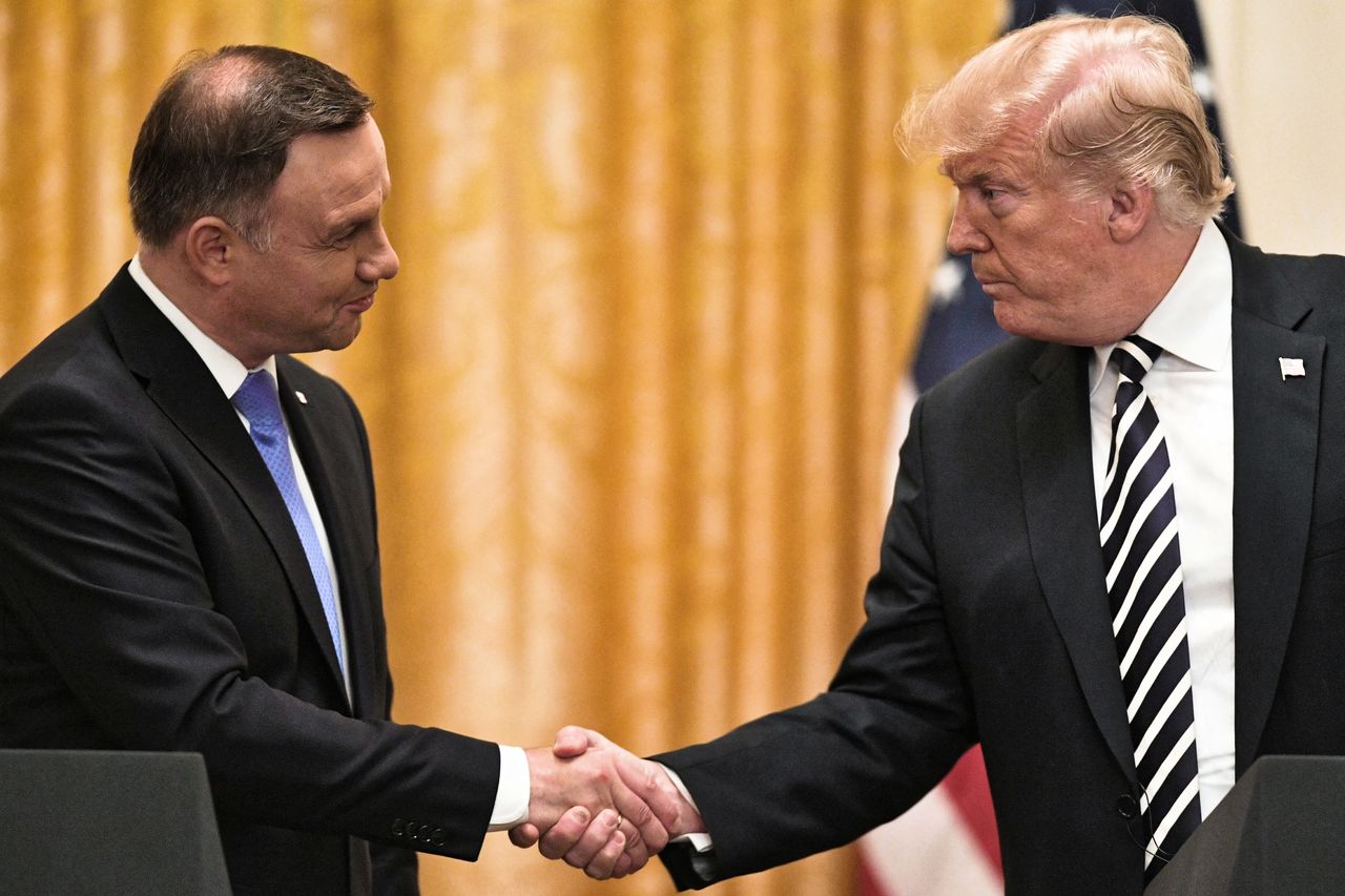 Andrzej Duda stoi, Donald Trump wygodnie siedzi. Ujawniamy kulisy zdjęcia z Białego Domu