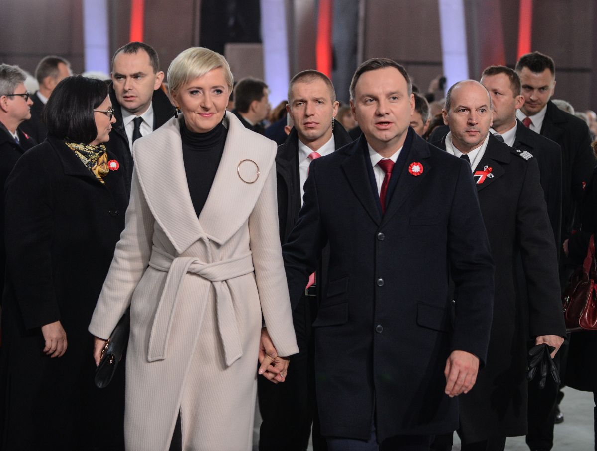 Agata Duda w modnym płaszczu