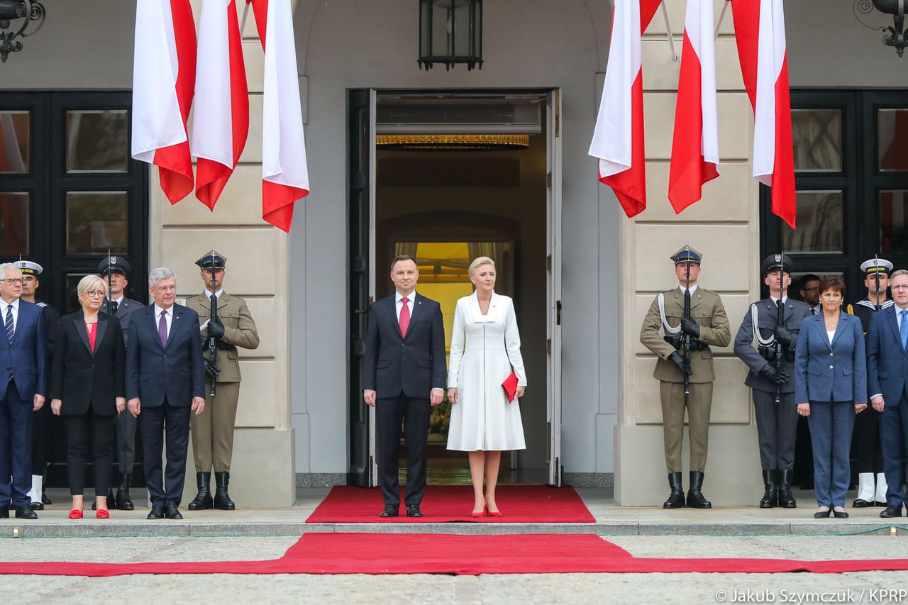 Agata Duda w narodowych barwach. Elegancka biała midi