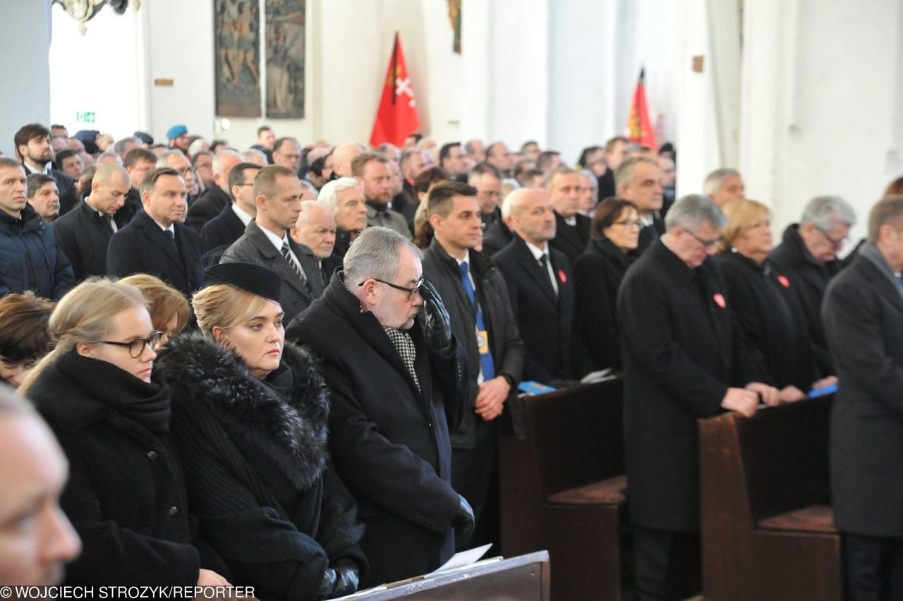 Ostatnie pożegnanie Adamowicza. Urzędnicy państwowi w dalszych rzędach