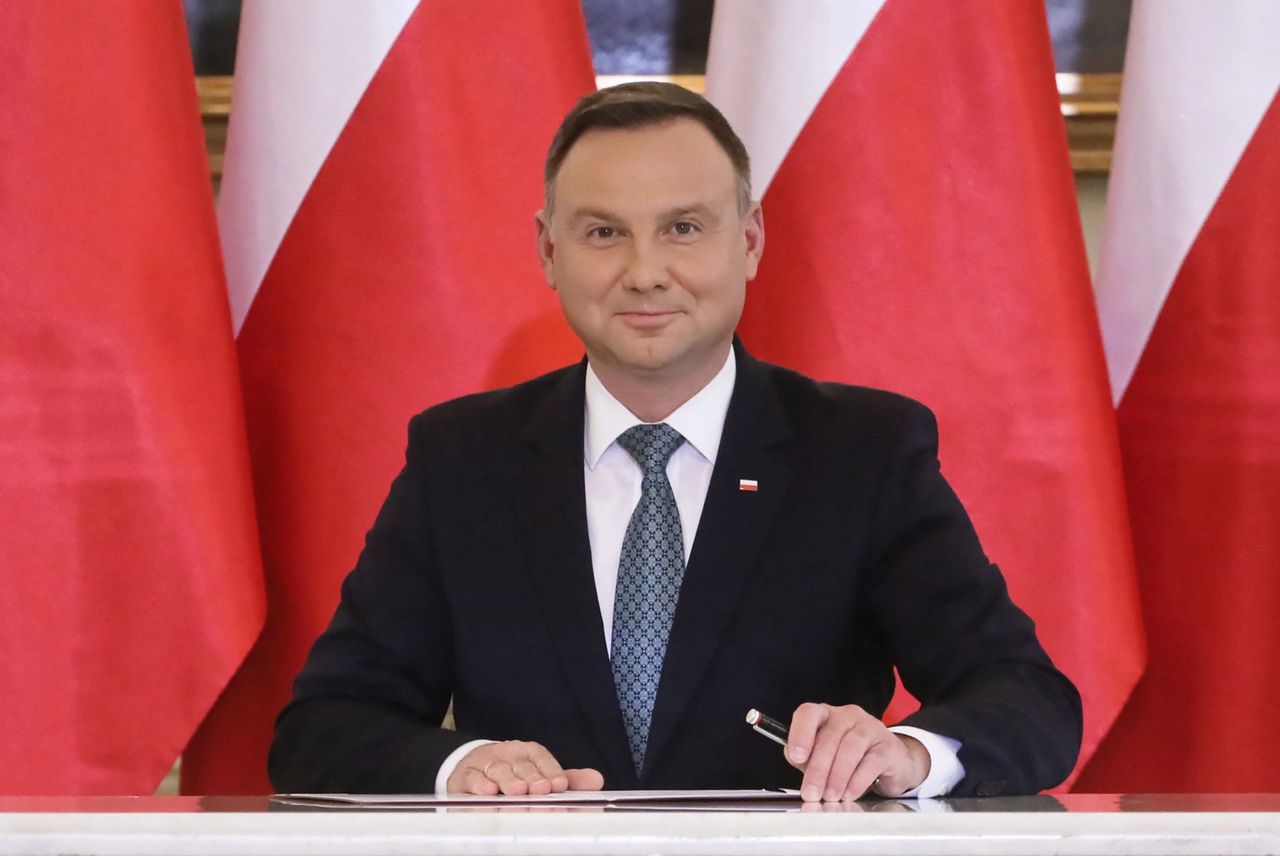 Andrzej Duda broni Morawieckiego po upublicznieniu nagrań. "Niech rzuci kamieniem ten, kto jest bez grzechu"