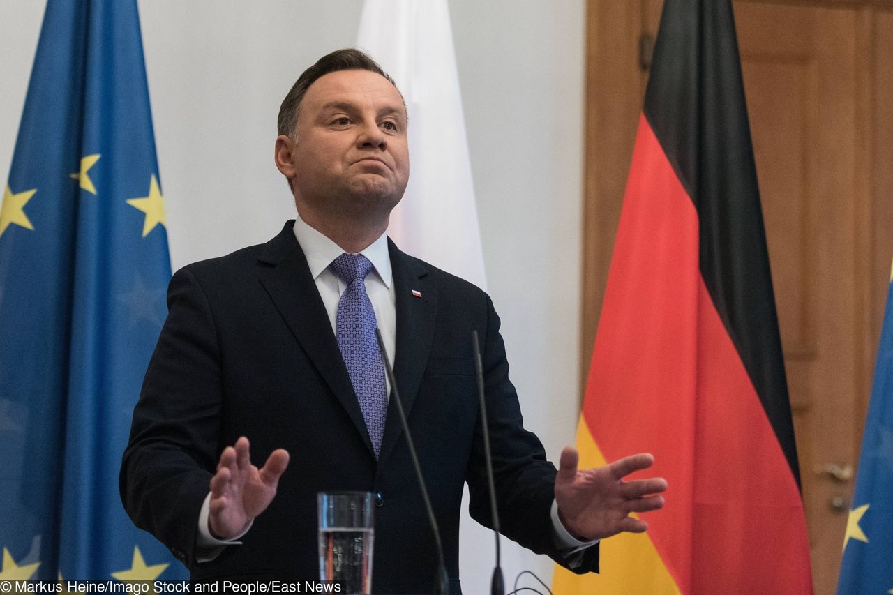 Andrzej Duda w Berlinie. Tłumaczy zależność między żarówką energooszczędną a demokracją