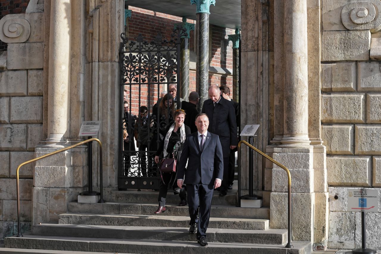 Kraków: Prezydent Andrzej Duda modlił się przy grobie Marii i Lecha Kaczyńskich