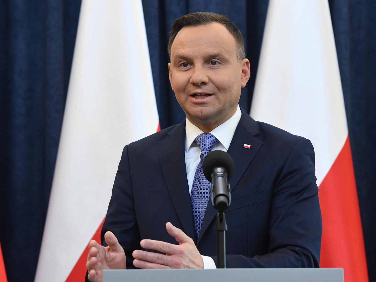 Prezydent wetem zdenerwował PiS. Nowy sondaż pokazuje, czy Polaków też