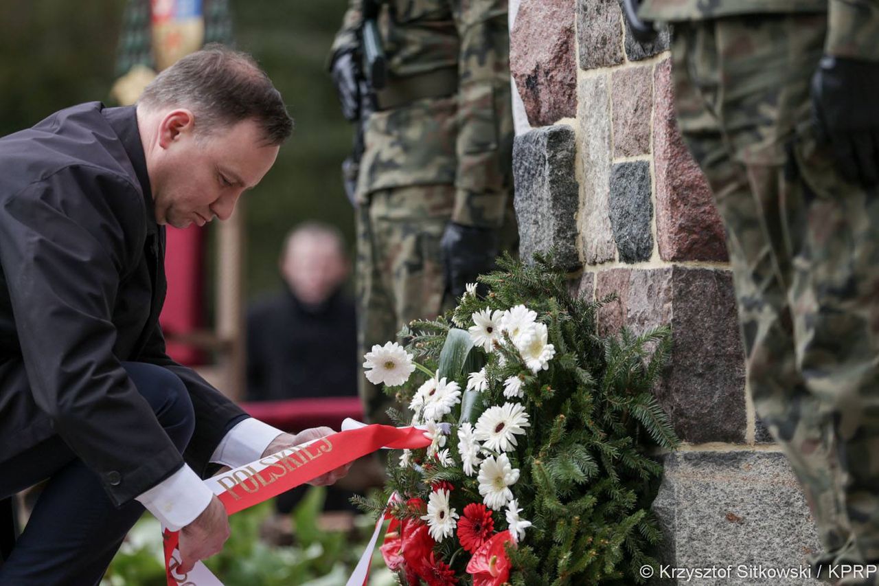 Prezydent Andrzej Duda podpadł prawicy. Zarzucają, że uczcił "bandycką formację"