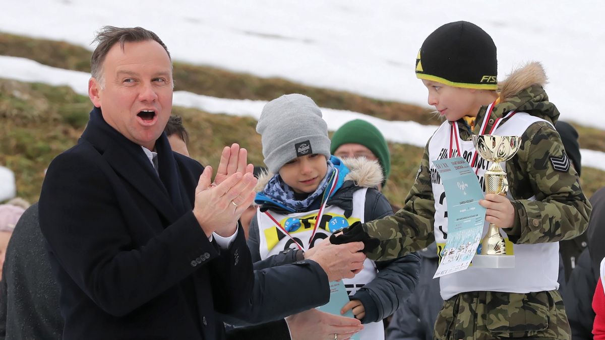 Andrzej Duda z młodymi sportowcami