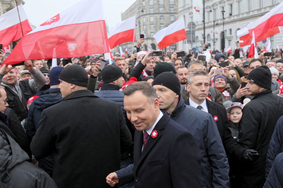 Najpierw przemawiał prezydent Andrzej Duda, a później pojawiły się race i okrzyki