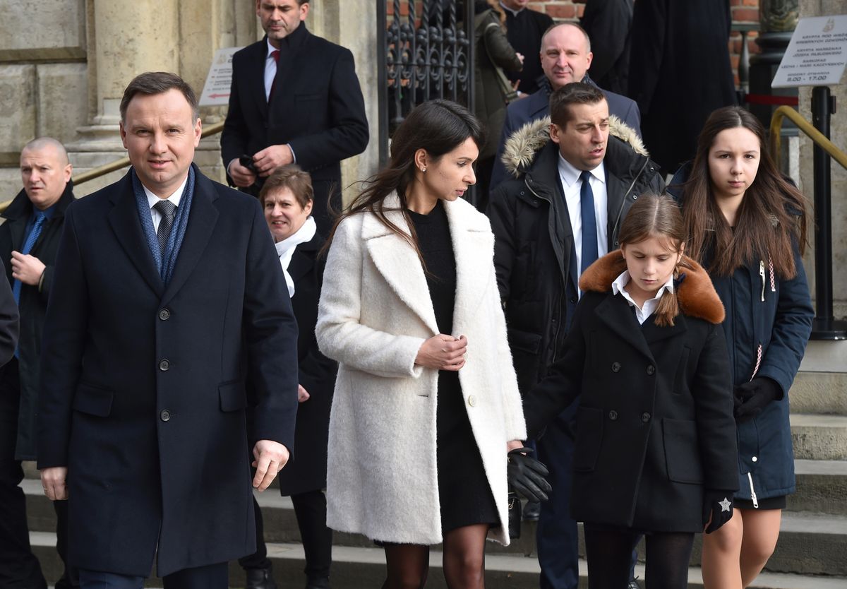 Andrzej Duda i Marta Kaczyńska na Wawelu. Oddali hołd zmarłej parze prezydenckiej