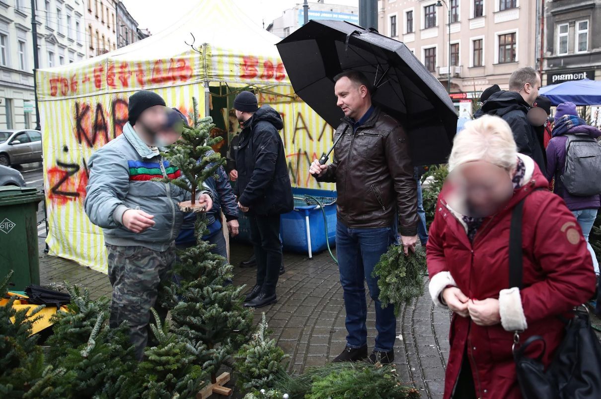 Prezydent RP Andrzej Duda kupuje w Krakowie świąteczną choinkę. 