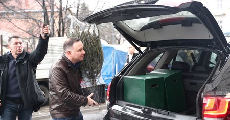 Andrzej Duda na świątecznych zakupach. Wybór choinki zaskakuje
