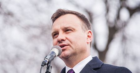Solarium tylko dla dorosłych? Jest inicjatywa prezydenta Andrzeja Dudy