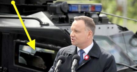 Śpiący żołnierz. Internauci rozbawieni tym, co działo się za plecami prezydenta