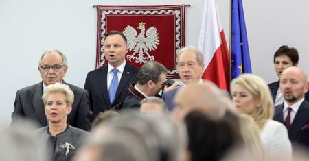 Senat rozpoczął obrady. Nietypowe stroje członków PiS