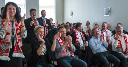 Koszulka z orzełkiem i dżinsy. Pierwsza dama kibicuje z klasą