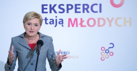 Agata Duda w szarej garsonce. Klasycznie i elegancko