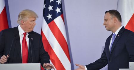 Wstaliśmy z kolan, uderzyliśmy w parapet. I leżymy