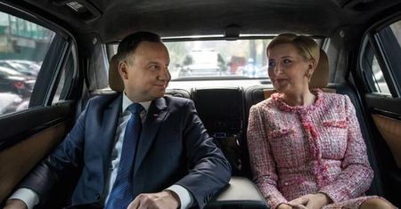 Tajemnica uroczego zdjęcia Andrzeja Dudy z żoną. Kilka godzin później prezydent powiedział "weto"
