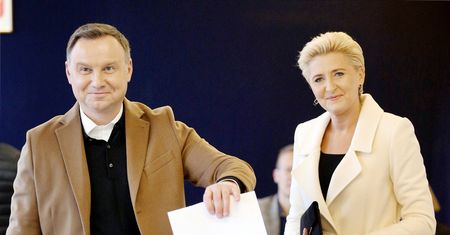 Politycy przy urnach wyborczych