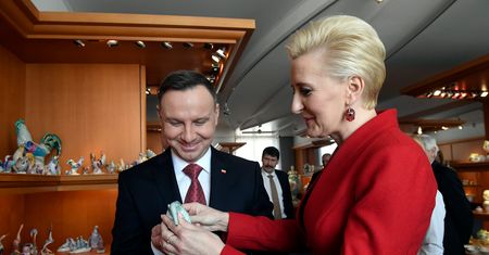 Pod płaszczem ukrywała piękny żakiet. Wiemy, czyj to projekt