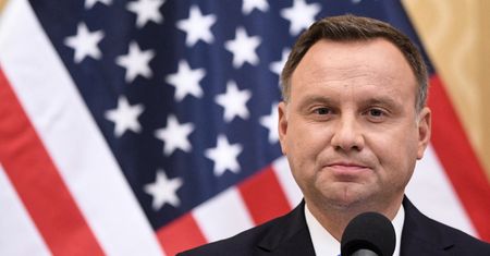 Sondaż. Polacy zgodni z opozycją w sprawie prezydenta Andrzeja Dudy
