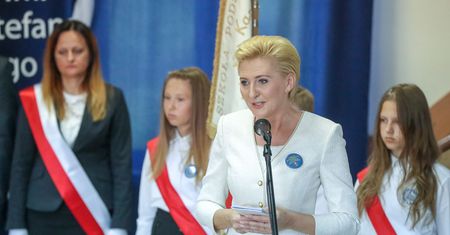 Agata Duda w beżowym kostiumie. Elegancki minimalizm