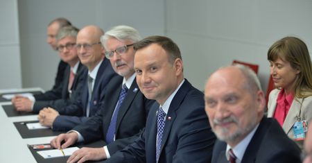 Macierewicz broni Trumpa. USA będą respektować Traktat o NATO