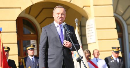 Duda o braku funduszy na programy wsparcia rodziny. "Jak się zabierze pieniądze złodziejom to są"